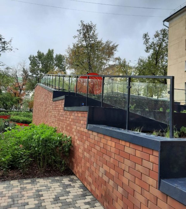 Уличные ограждения на Первомайской, 60 (объект Принцип Недвижимость)