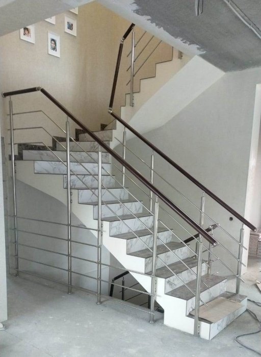 Комбинированные перила в коттедже