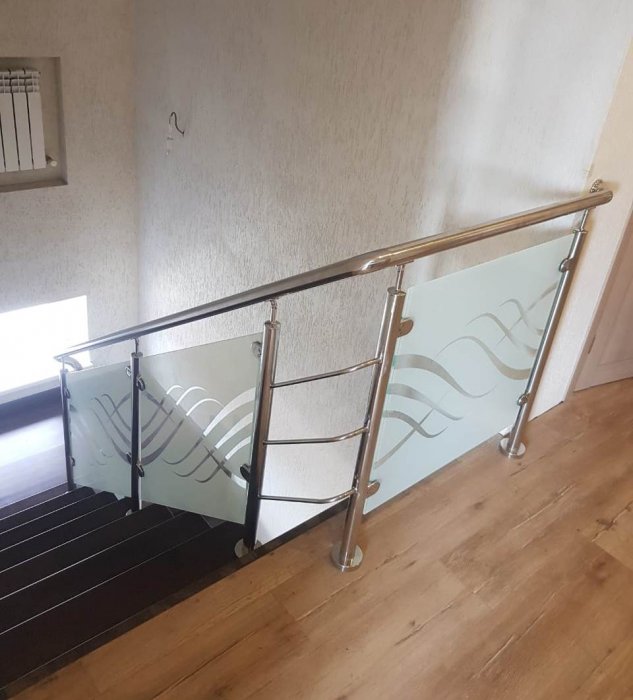 Ограждение лестницы из стекла с пескоструйной обработкой, Сухой Лог