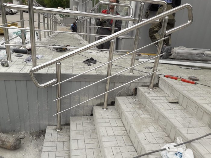 Ограждения крыльца и пандуса, магазин Пятёрочка, ул. Рассветная