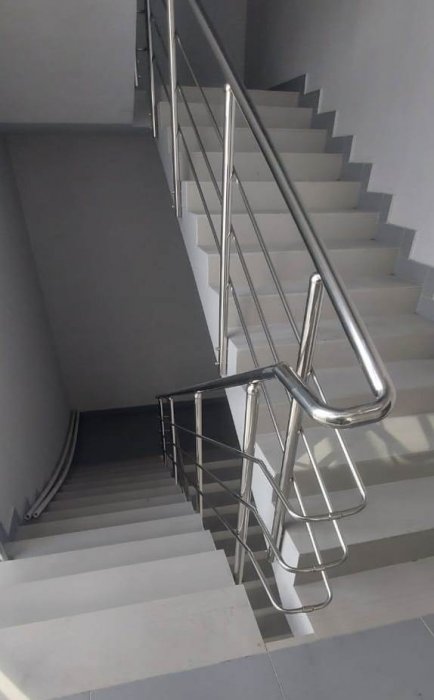 Ограждения для лестничного марша здания автосалона