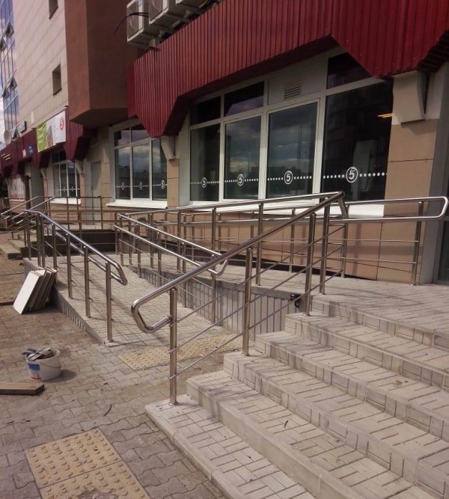 Ограждения крыльца и пандуса для магазина «Пятёрочка», Екатеринбург, ул. Космонавтов
