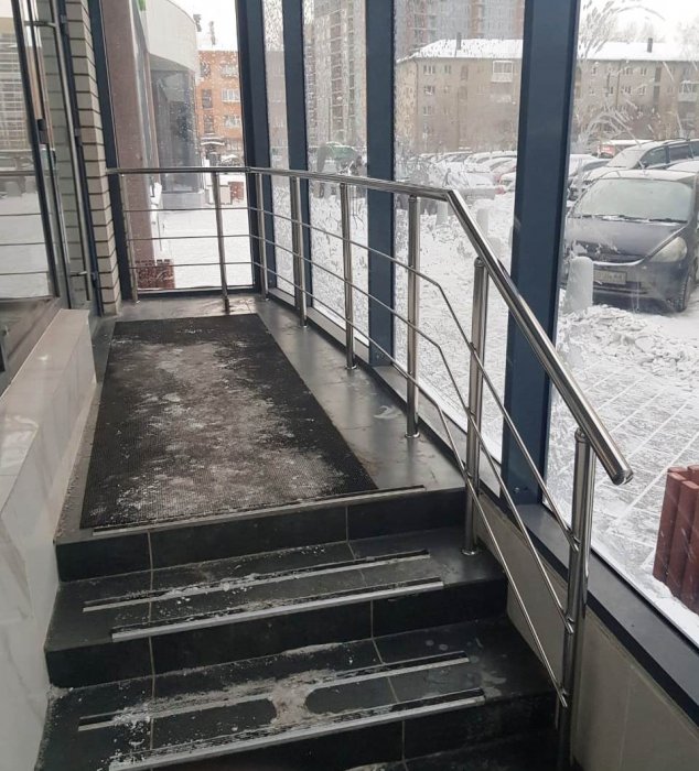 Ограждения во входной группе жилого дома