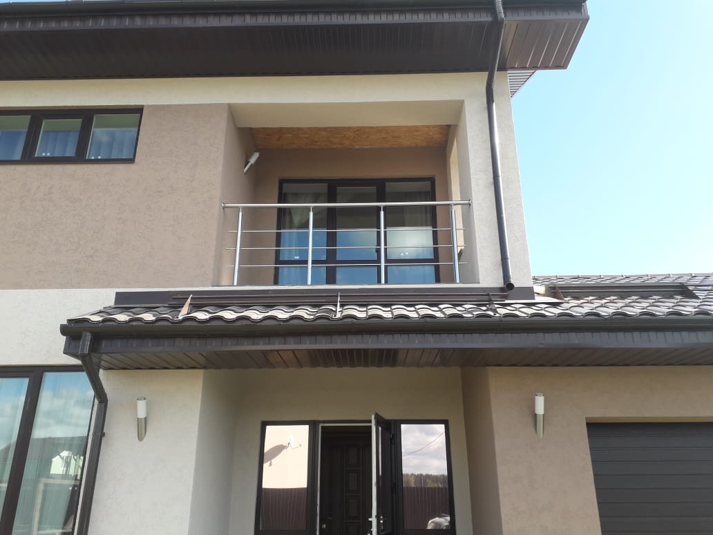 Перила на балкон в коттедже "Алые Паруса"