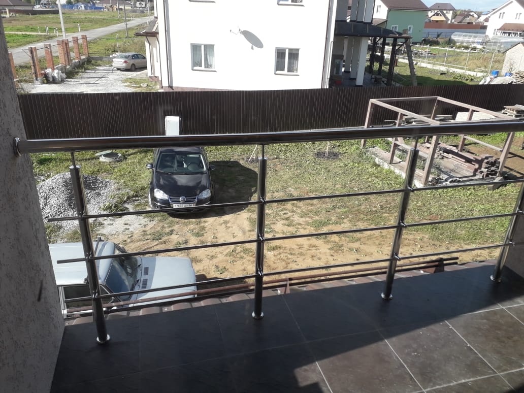 Перила на балкон в коттедже "Алые Паруса"