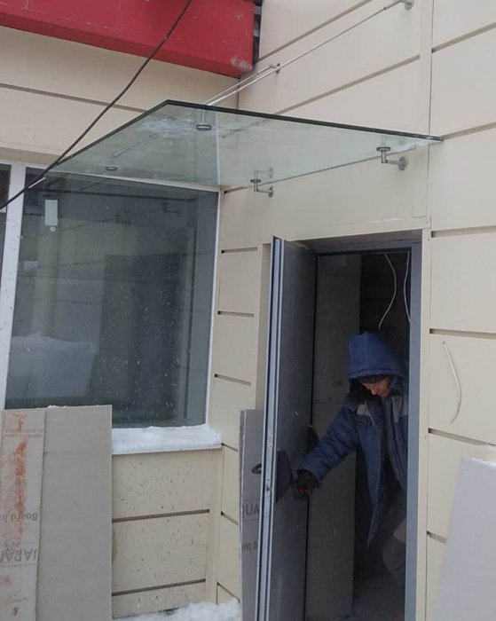 Козырек из стекла триплекс 16 мм на вантах