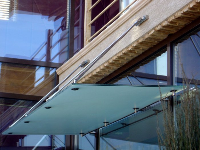 Козырьки и навесы из поликарбоната и закаленного стекла