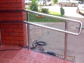 Ограждения пандуса и пристенный поручень. г. Москва