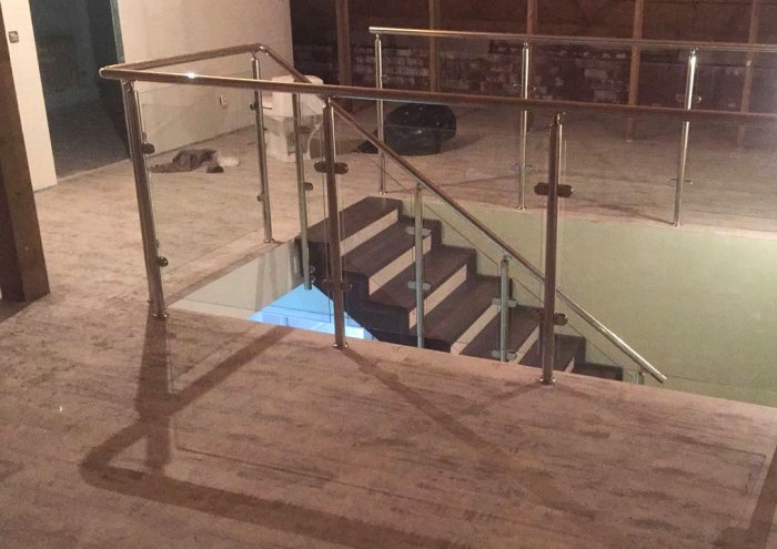 Ограждения из нержавейки с заполнением из стекла в коттедже на Широкой речке