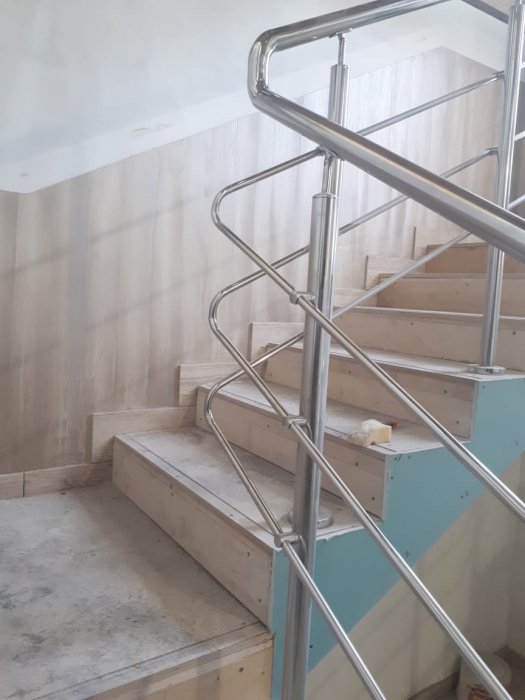 Ограждение лестничного марша в офисном здании