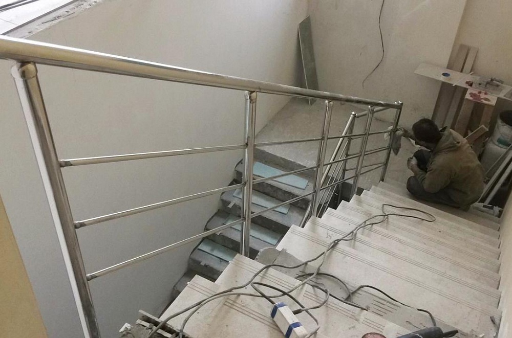 ЖК Ривьера - ограждения лестниц из галереи в подвал