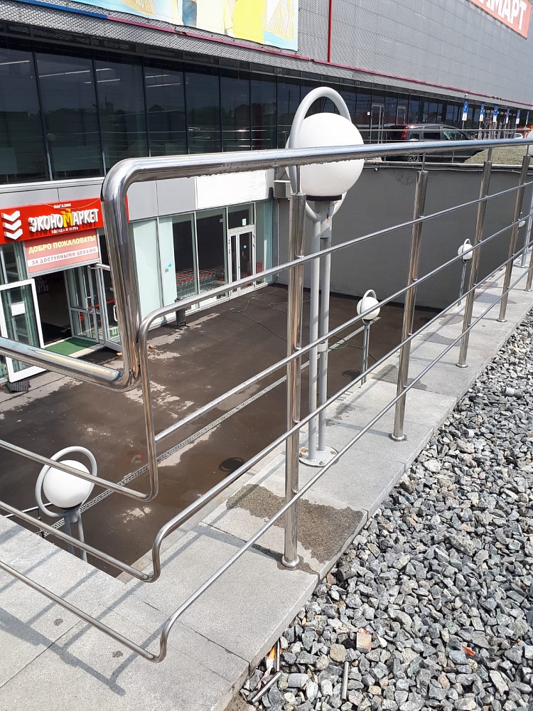 Уличные ограждения для супермаркета Мегамарт на ул. 2-ая Новосибирская