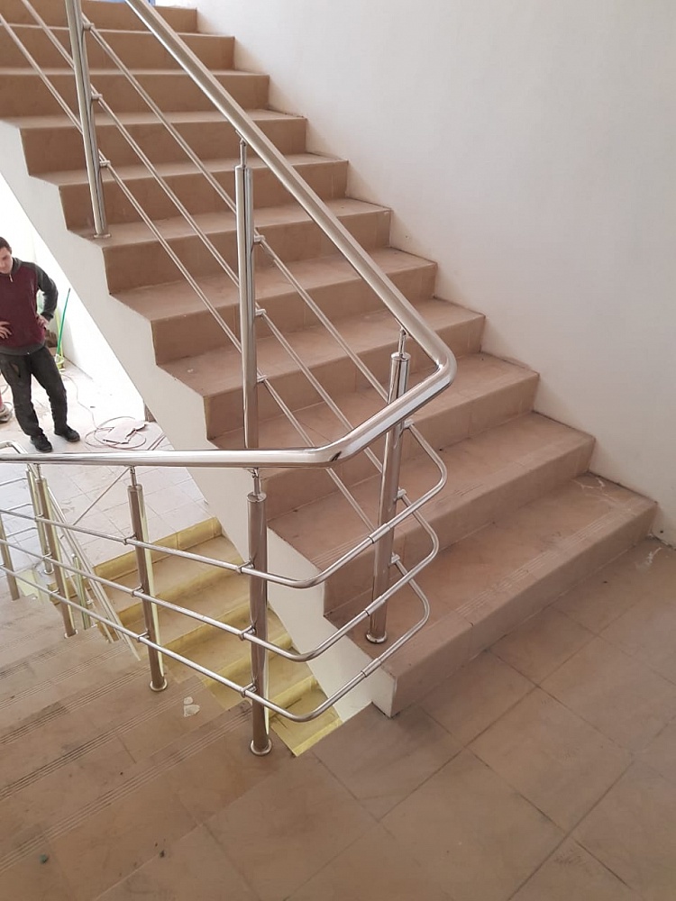 Ограждения лестничного марша в офисном здании, п. Базовый