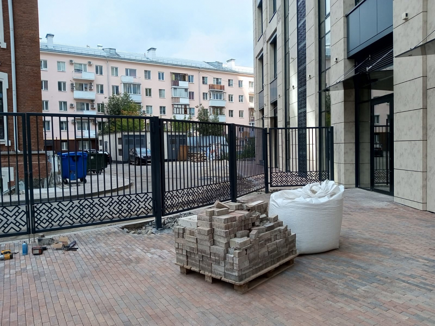 Изготовление и монтаж уличных ограждений из чёрного металла, ЖК Ленина 8