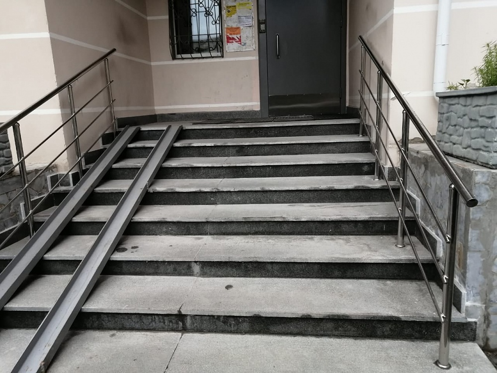 Перила для крыльца у многоквартирного дома, ул. Онежская, 10