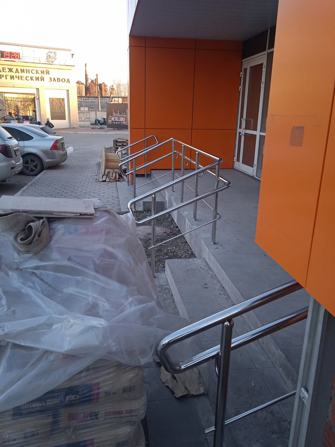 Ограждение крылец с пандусами в клинике УГМК, г. Серов