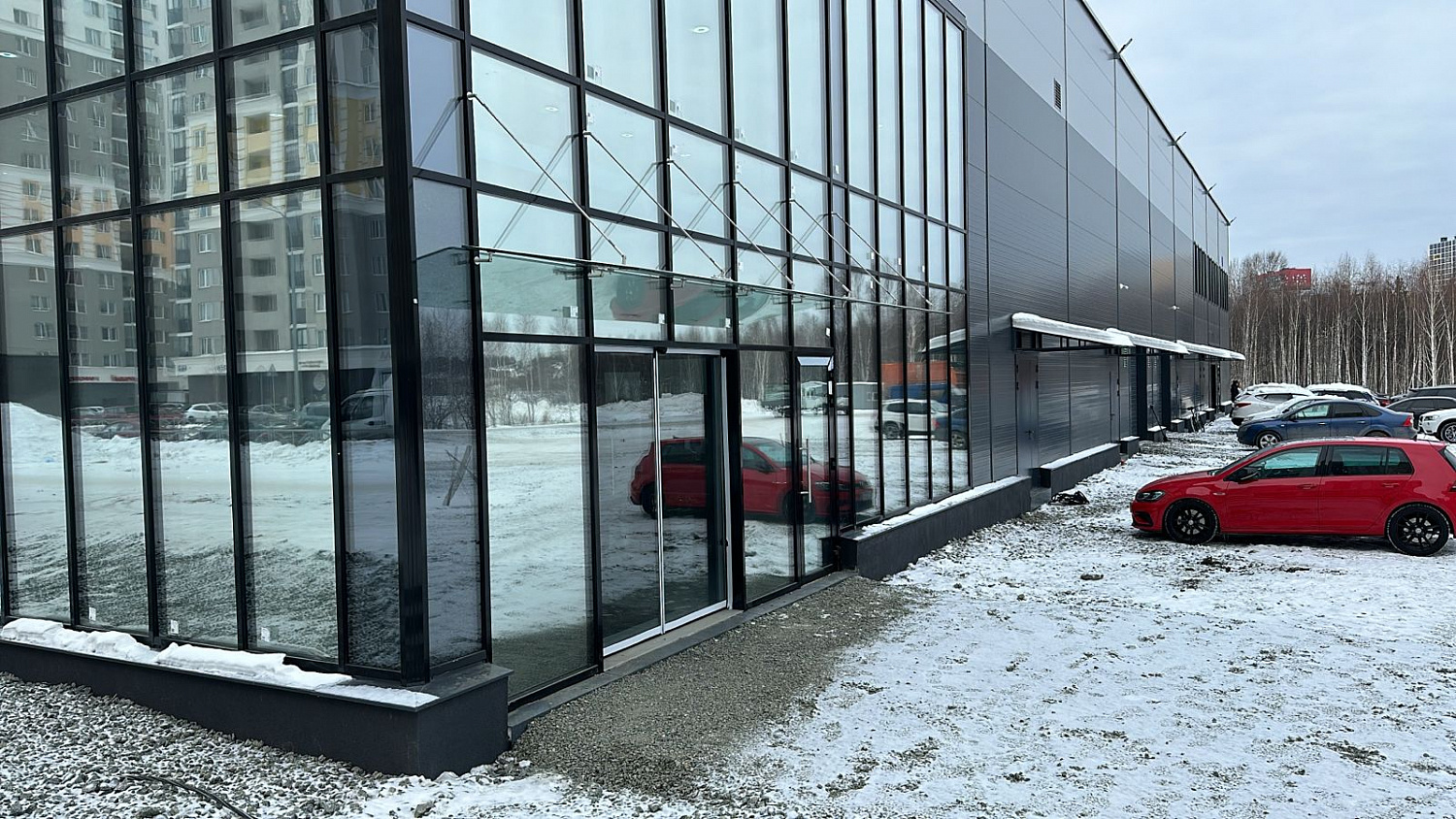 Стеклянный козырек на вантах. Екатеринбург, ул. Рябинина,21