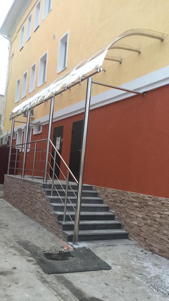 Установка козырька и ограждения крыльца.  Екатеринбург