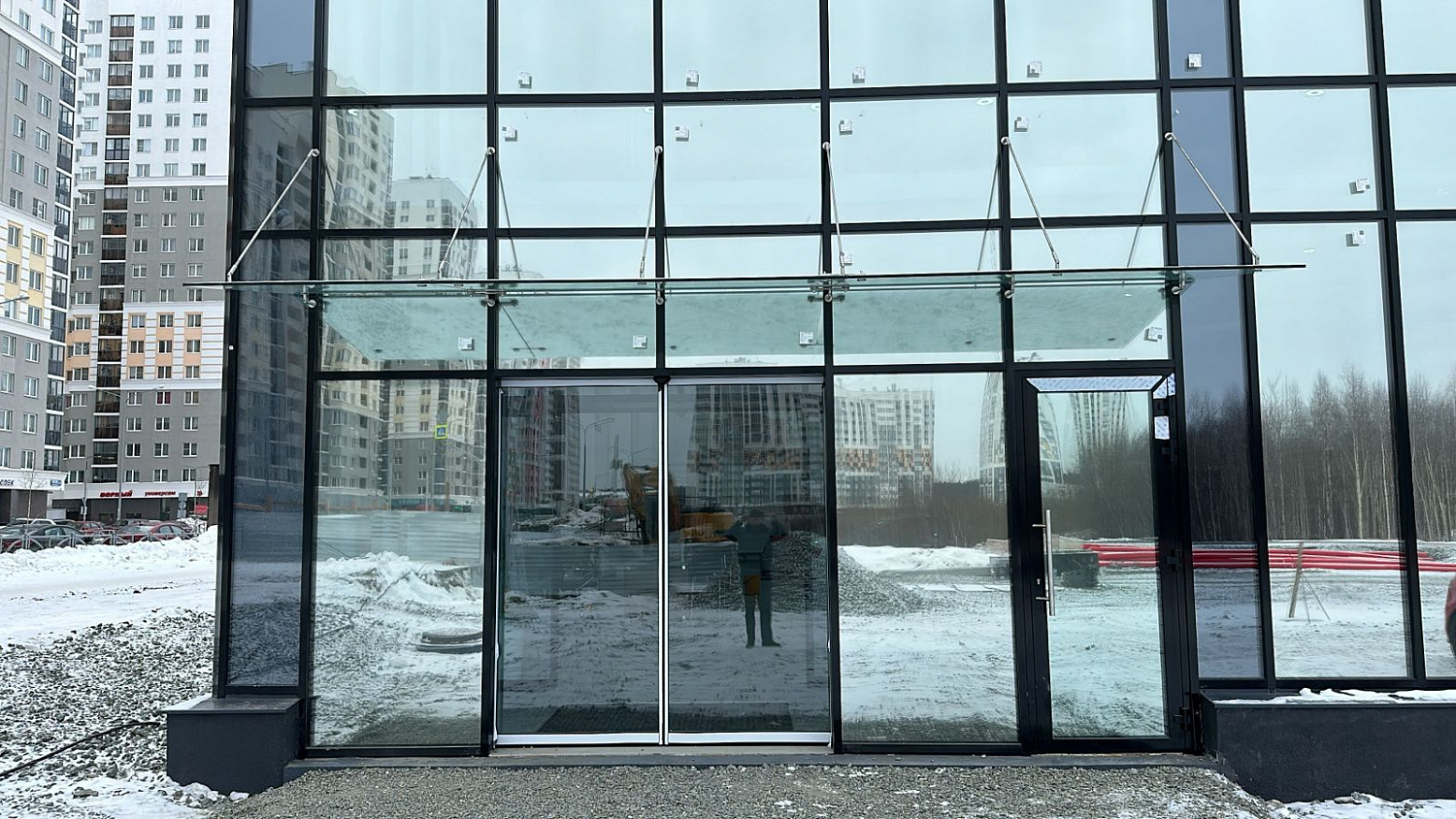 Стеклянный козырек на вантах. Екатеринбург, ул. Рябинина,21