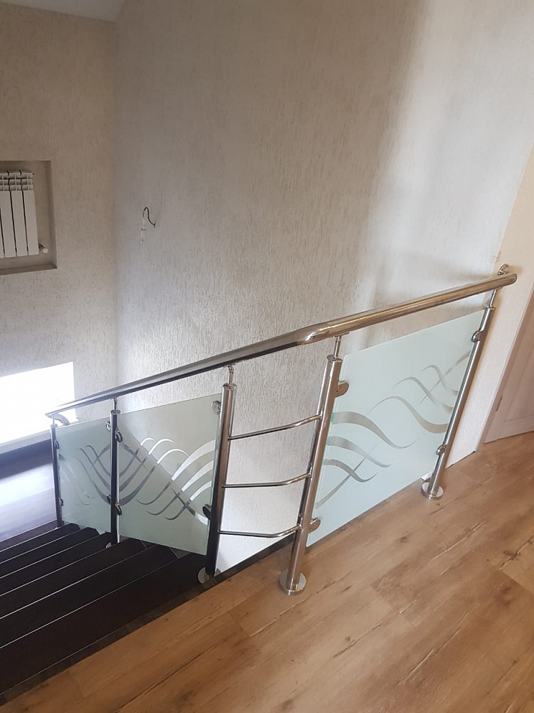 Ограждение лестницы из стекла с пескоструйной обработкой, Сухой Лог