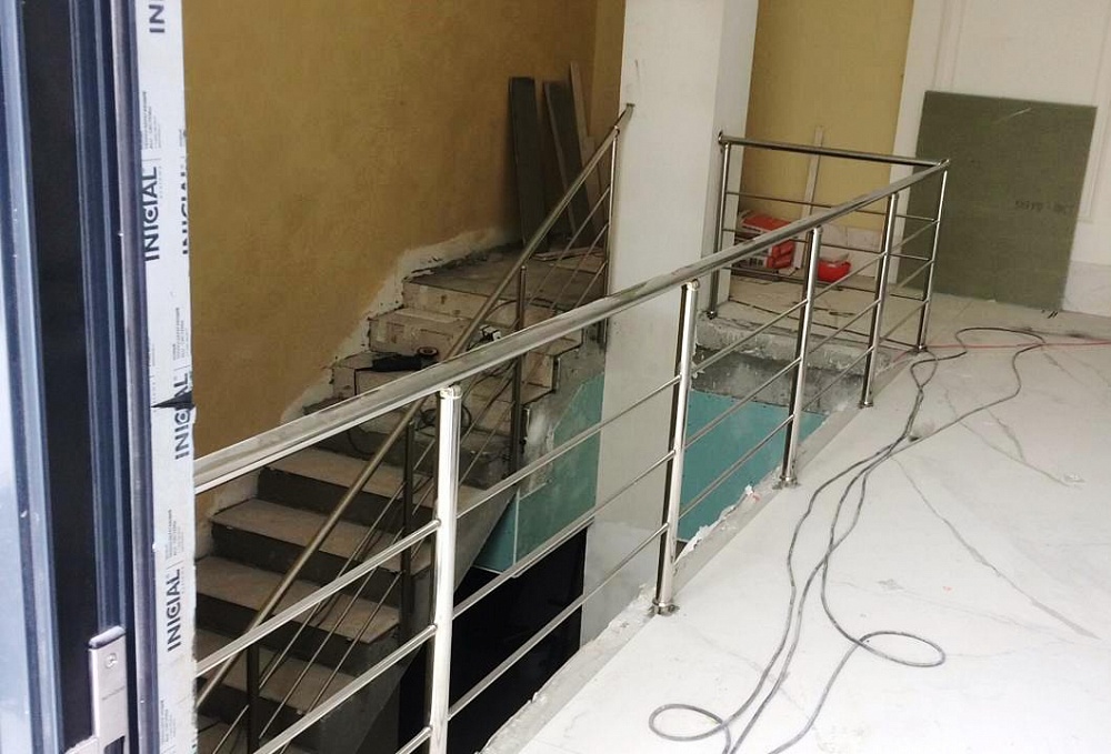 ЖК Ривьера - ограждения лестниц из галереи в подвал