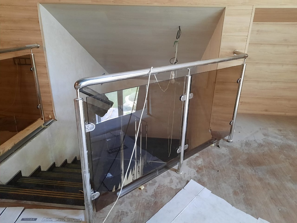 Ограждения в частном доме с закалённым стеклом (бронза, 8 мм)