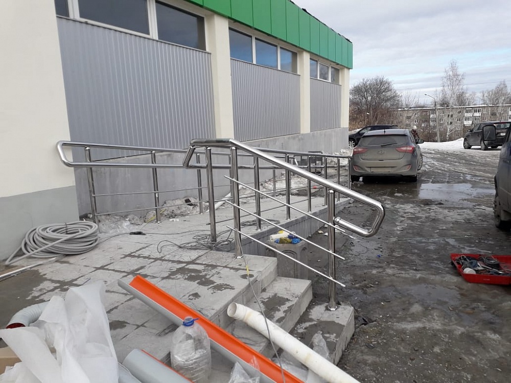 Ограждения крыльца и пандуса для магазина Пятерочка, г. Первоуральск