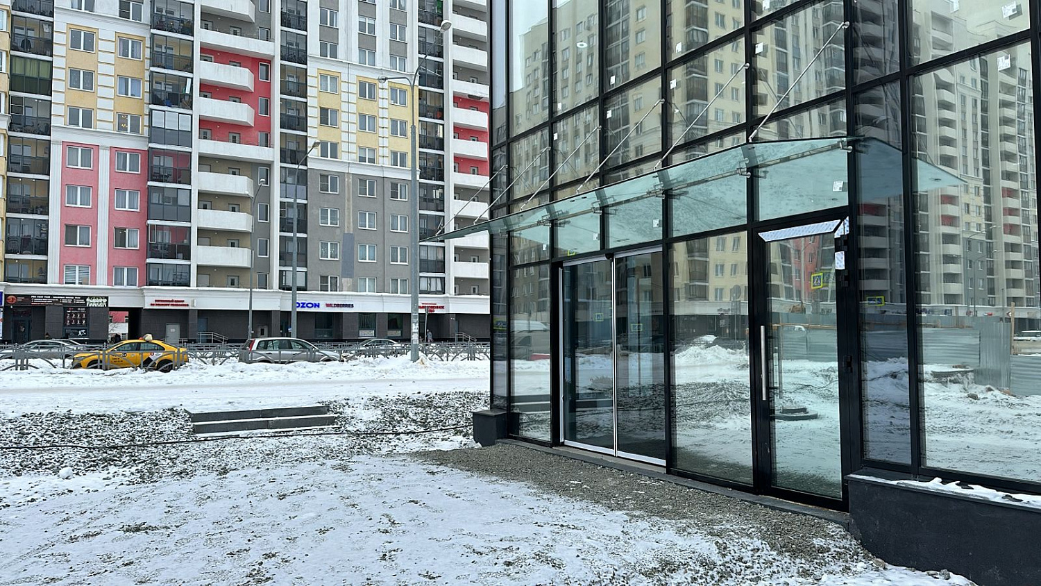 Стеклянный козырек на вантах. Екатеринбург, ул. Рябинина,21