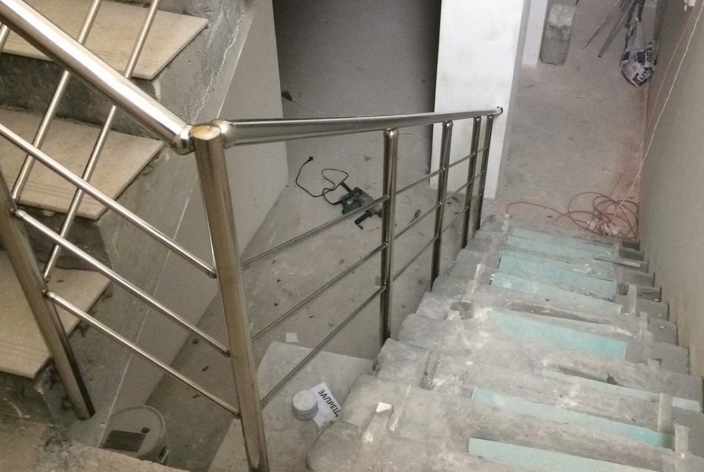 ЖК Ривьера - ограждения лестниц из галереи в подвал