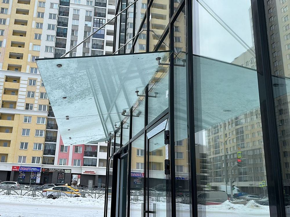 Стеклянный козырек на вантах. Екатеринбург, ул. Рябинина,21