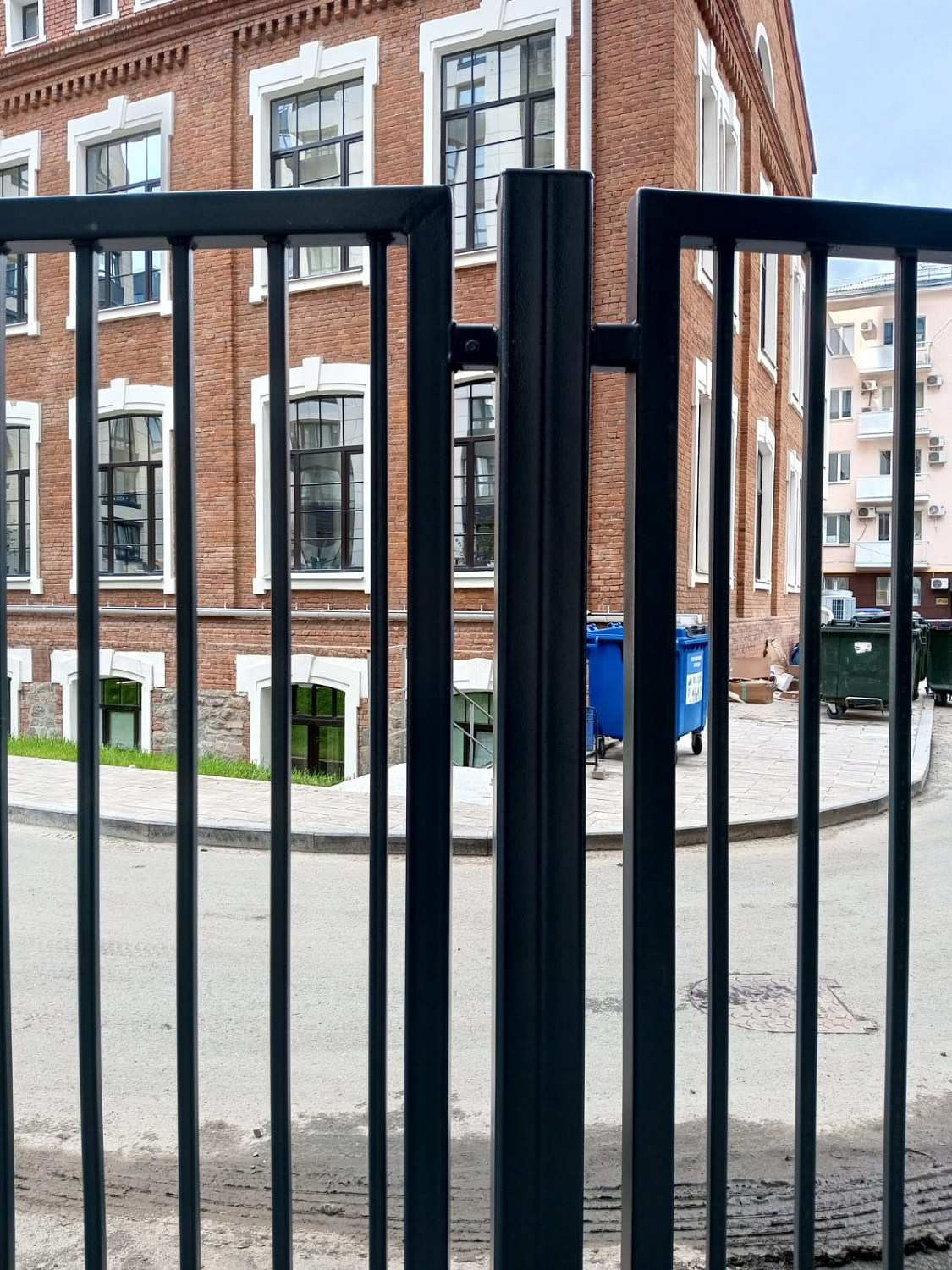 Изготовление и монтаж уличных ограждений из чёрного металла, ЖК Ленина 8