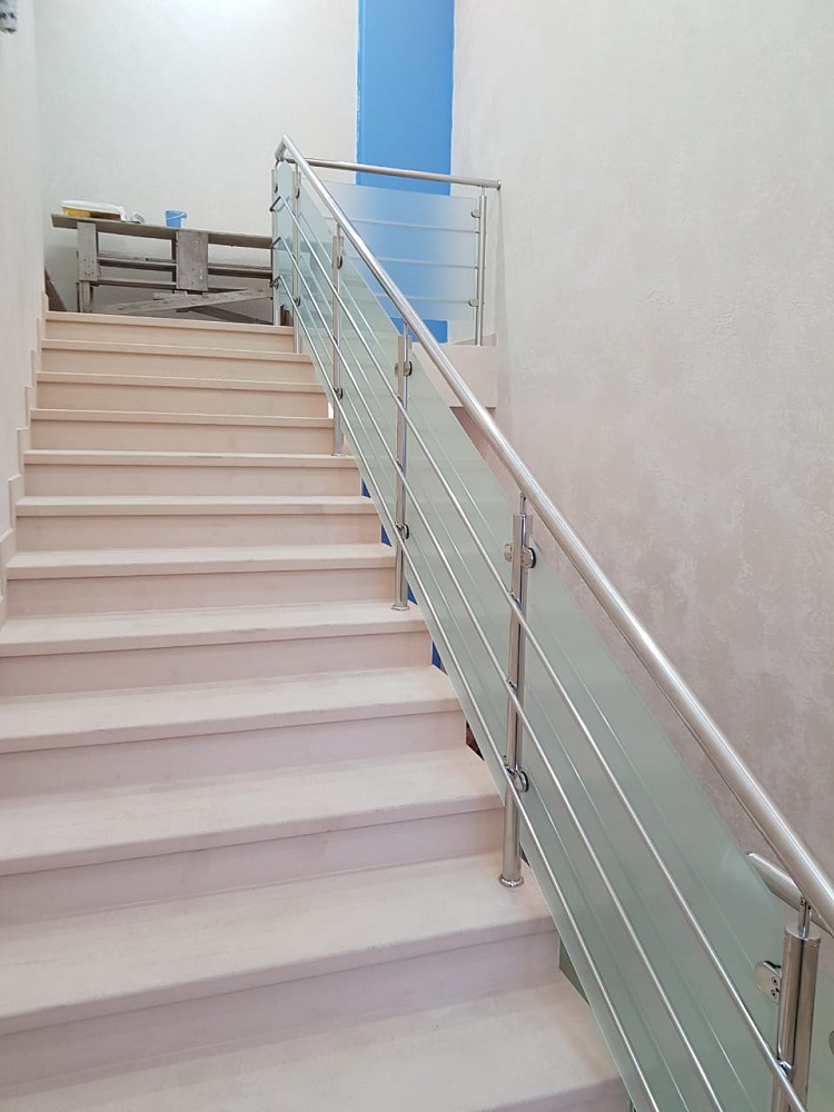 Лестничные ограждения со стеклом и ригелями, пос. Прохладный, Свердловская обл.