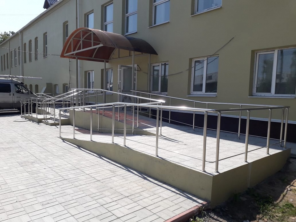 Ограждения крылец и пандусов у офисного здания в г. Камышлов